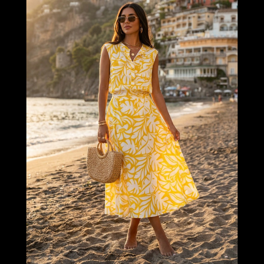 Colete versátil em tons quentes de bege e amarelo, com um padrão floral delicado que traz movimento e personalidade a qualquer look. O decote com gola a padre confere sofisticação, enquanto os botões dourados adicionam um toque de luxo. A cintura ajustável com elástico permite um ajuste personalizado para máximo conforto. Os bolsos funcionais de chapa com pala no peito combinam praticidade com estilo, tornando este colete tanto elegante quanto versátil para o dia a dia.