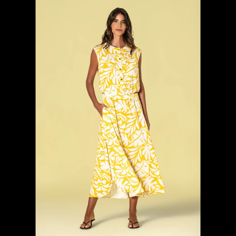 Saia comprida versátil em tons quentes de bege e amarelo, com um padrão floral delicado que traz movimento e personalidade a qualquer look. A cintura ajustável com elástico na parte de trás permite um ajuste personalizado para máximo conforto. Perfeita para criar looks sofisticados do dia para a noite, combina facilmente com peças básicas ou mais elaboradas do seu guarda-roupa.