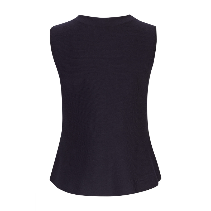 Colete da linha Infinito, muito elegante e versátil que apresenta um corte sofisticado com decote em V e efeito peplum que valoriza a silhueta. O azul marinho transmite confiança e intemporalidade, enquanto os botões dourados adicionam um detalhe refinado e distinto. Combina perfeitamente com branco, pérola, bege, ganga ou cores mais intensas para looks contemporâneos. Ideal tanto para ambientes profissionais como para coordenados descontraídos, mantendo sempre a elegância.