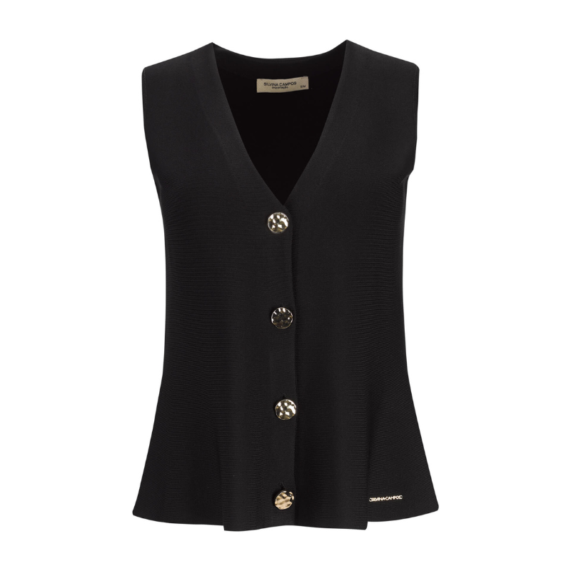 Colete da linha Infinito, muito elegante e versátil que apresenta um corte sofisticado com decote em V e efeito peplum que valoriza a silhueta. O preto transmite segurança, elegância e modernidade, enquanto os botões dourados adicionam um detalhe refinado e distinto. A cor preta combina perfeitamente com quase todas a cores, com estampados e cores mais intensas. Ideal tanto para ambientes profissionais como para coordenados descontraídos, mantendo sempre a elegância.