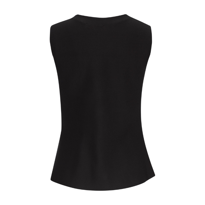 Colete da linha Infinito, muito elegante e versátil que apresenta um corte sofisticado com decote em V e efeito peplum que valoriza a silhueta. O preto transmite segurança, elegância e modernidade, enquanto os botões dourados adicionam um detalhe refinado e distinto. A cor preta combina perfeitamente com quase todas a cores, com estampados e cores mais intensas. Ideal tanto para ambientes profissionais como para coordenados descontraídos, mantendo sempre a elegância.