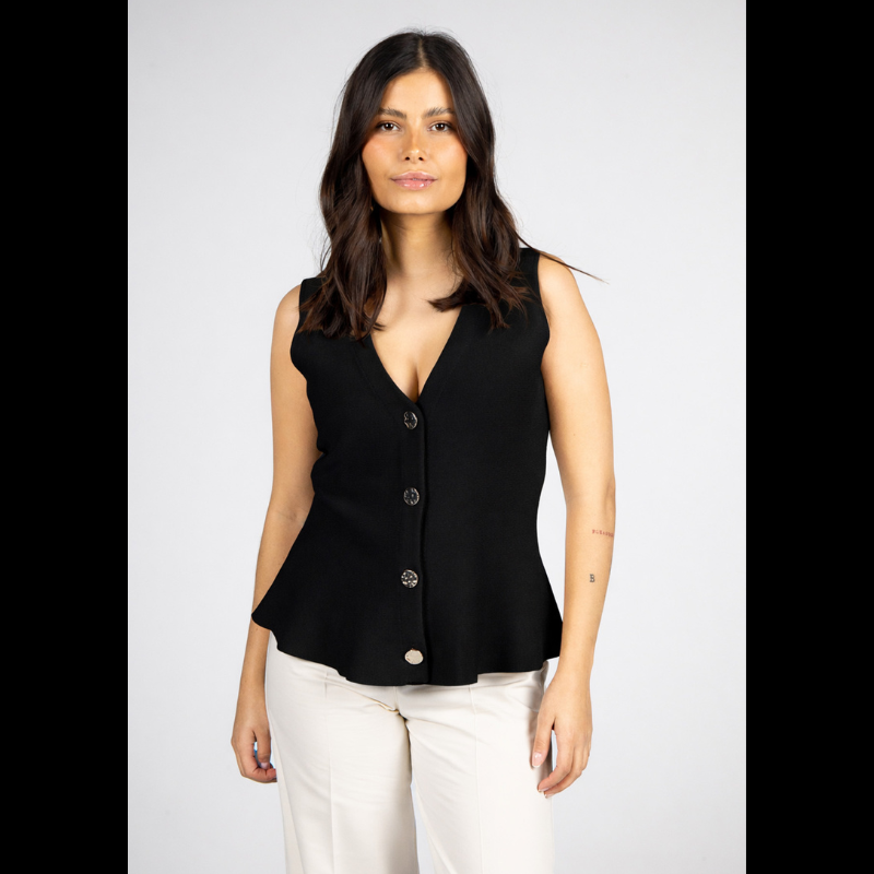 Colete da linha Infinito, muito elegante e versátil que apresenta um corte sofisticado com decote em V e efeito peplum que valoriza a silhueta. O preto transmite segurança, elegância e modernidade, enquanto os botões dourados adicionam um detalhe refinado e distinto. A cor preta combina perfeitamente com quase todas a cores, com estampados e cores mais intensas. Ideal tanto para ambientes profissionais como para coordenados descontraídos, mantendo sempre a elegância.