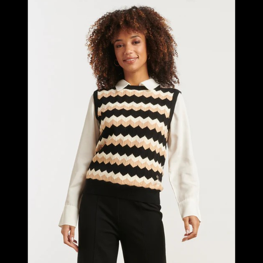 Colete de malha com padrão zig zag em branco, preto e areia com brilho dourado.
Composição: 49%Viscose + 27%Poliéster + 19%Nylon + 5%Lurex