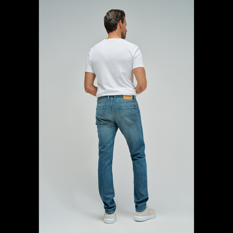 Calças jeans clássicas com corte regular fit que combina conforto e estilo. Apresenta uma tonalidade azul esverdeada sofisticada e cintura média para um ajuste equilibrado. O novo Air Blend Denim nasce para os dias mais quentes, sem comprometer aquilo que realmente importa: ajuste preciso, presença e durabilidade. Fechamento com botões na frente e perna regular que segue a silhueta natural. Equipadas com cinco bolsos funcionais. Ideal para o dia a dia, estas calças oferecem versatilidade para criar looks ca