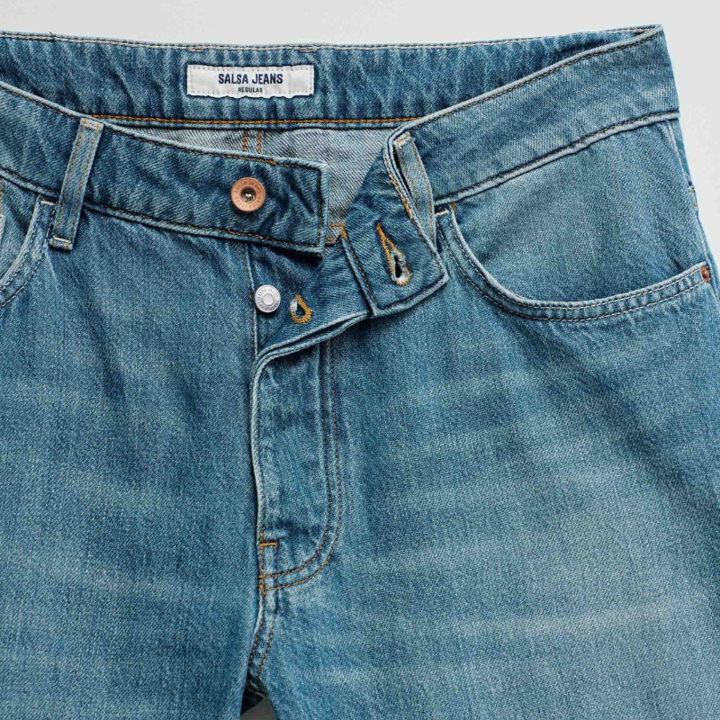 Calças jeans clássicas com corte regular fit que combina conforto e estilo. Apresenta uma tonalidade azul esverdeada sofisticada e cintura média para um ajuste equilibrado. O novo Air Blend Denim nasce para os dias mais quentes, sem comprometer aquilo que realmente importa: ajuste preciso, presença e durabilidade. Fechamento com botões na frente e perna regular que segue a silhueta natural. Equipadas com cinco bolsos funcionais. Ideal para o dia a dia, estas calças oferecem versatilidade para criar looks ca