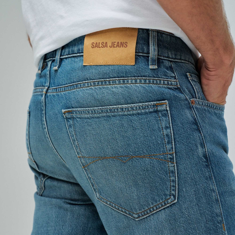Calças jeans clássicas com corte regular fit que combina conforto e estilo. Apresenta uma tonalidade azul esverdeada sofisticada e cintura média para um ajuste equilibrado. O novo Air Blend Denim nasce para os dias mais quentes, sem comprometer aquilo que realmente importa: ajuste preciso, presença e durabilidade. Fechamento com botões na frente e perna regular que segue a silhueta natural. Equipadas com cinco bolsos funcionais. Ideal para o dia a dia, estas calças oferecem versatilidade para criar looks ca