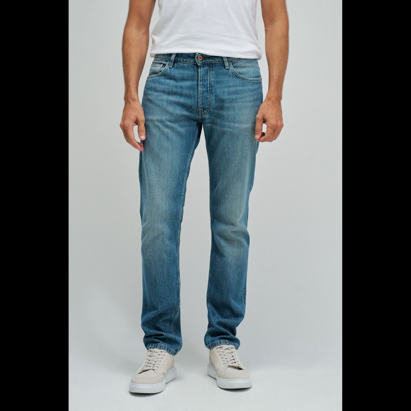 Calças jeans clássicas com corte regular fit que combina conforto e estilo. Apresenta uma tonalidade azul esverdeada sofisticada e cintura média para um ajuste equilibrado. O novo Air Blend Denim nasce para os dias mais quentes, sem comprometer aquilo que realmente importa: ajuste preciso, presença e durabilidade. Fechamento com botões na frente e perna regular que segue a silhueta natural. Equipadas com cinco bolsos funcionais. Ideal para o dia a dia, estas calças oferecem versatilidade para criar looks ca