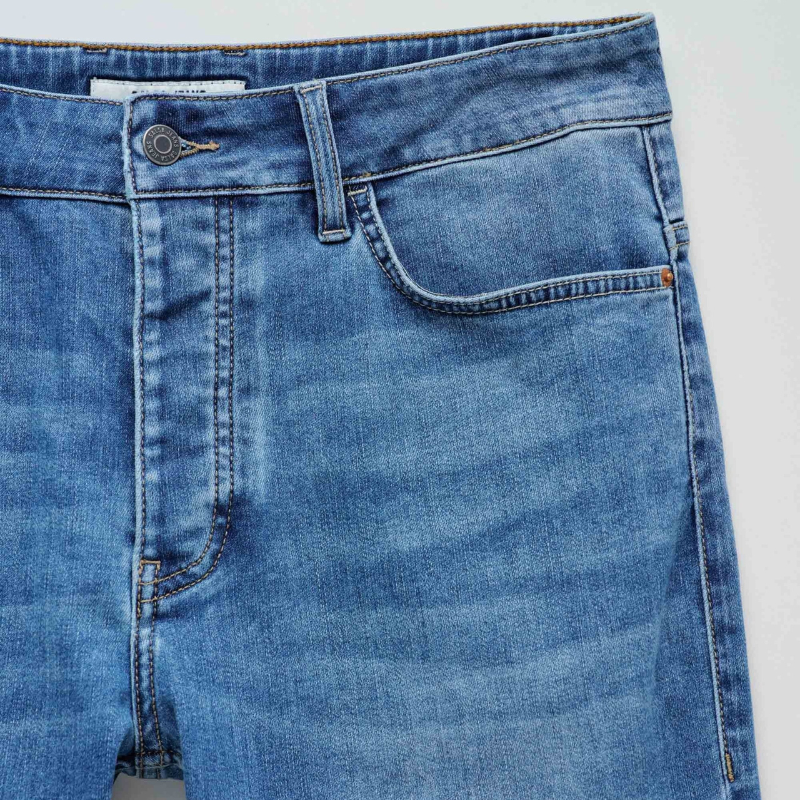 Calças jeans regular fit que combinam conforto e estilo clássico. Confecionados em Coolmax, oferecem uma tecnologia de arrefecimento composta por fibras de poliéster que permite que te sintas fresco, seco e confortável nos dias de calor. O corte regular fit versátil adapta-se a qualquer ocasião, enquanto a cintura média proporciona um ajuste natural e "flattering". O fecho de correr e botão garantem segurança, e os cinco bolsos funcionais completam o design prático. Ideal para quem procura peças de qualidad