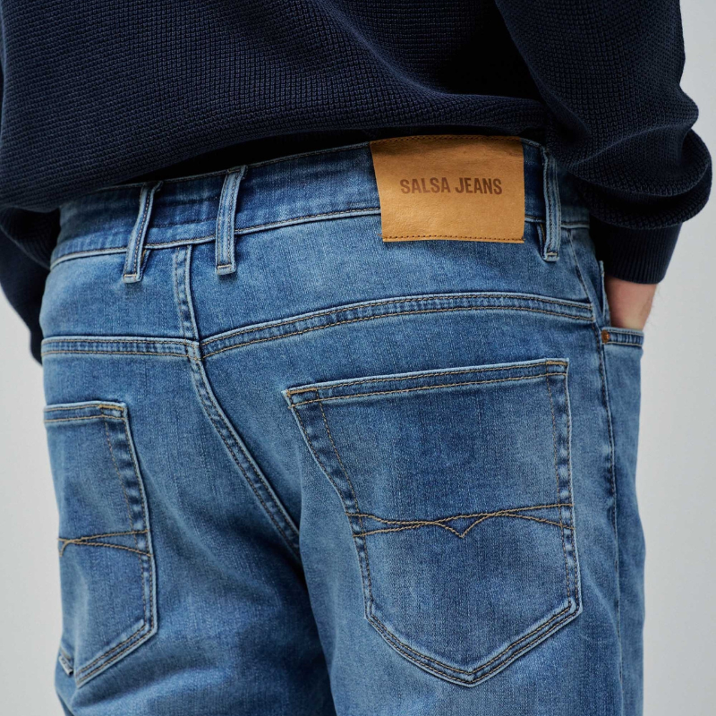 Calças jeans regular fit que combinam conforto e estilo clássico. Confecionados em Coolmax, oferecem uma tecnologia de arrefecimento composta por fibras de poliéster que permite que te sintas fresco, seco e confortável nos dias de calor. O corte regular fit versátil adapta-se a qualquer ocasião, enquanto a cintura média proporciona um ajuste natural e "flattering". O fecho de correr e botão garantem segurança, e os cinco bolsos funcionais completam o design prático. Ideal para quem procura peças de qualidad