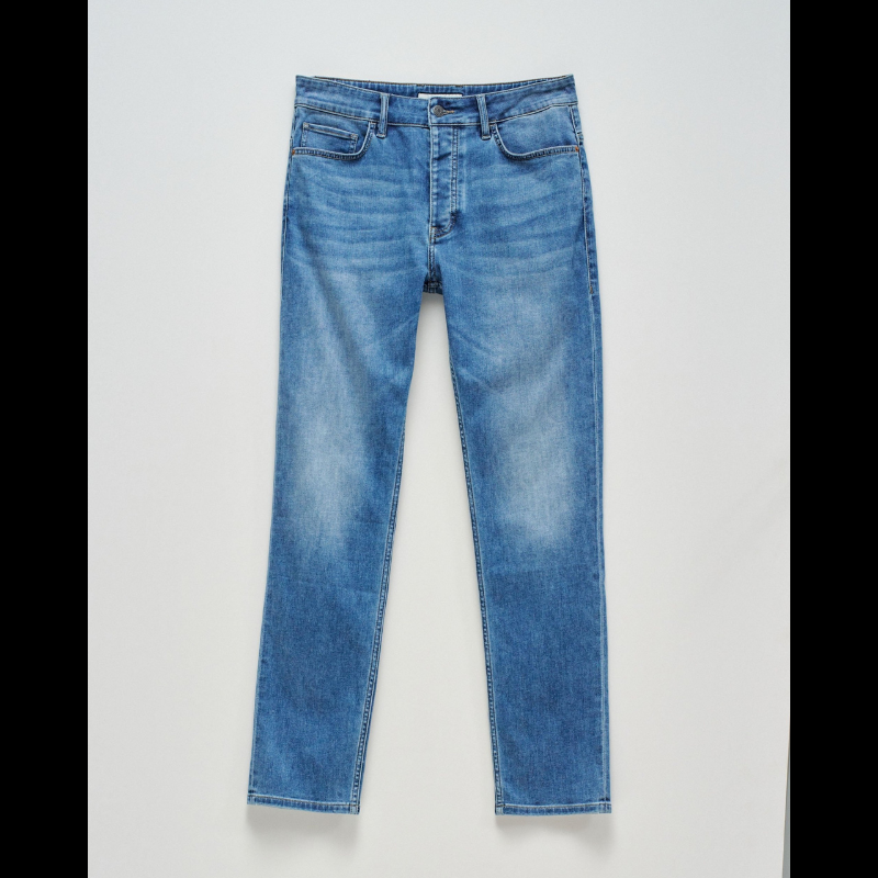 Calças jeans regular fit que combinam conforto e estilo clássico. Confecionados em Coolmax, oferecem uma tecnologia de arrefecimento composta por fibras de poliéster que permite que te sintas fresco, seco e confortável nos dias de calor. O corte regular fit versátil adapta-se a qualquer ocasião, enquanto a cintura média proporciona um ajuste natural e "flattering". O fecho de correr e botão garantem segurança, e os cinco bolsos funcionais completam o design prático. Ideal para quem procura peças de qualidad