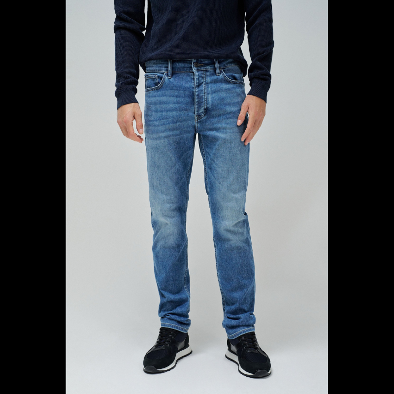 Calças jeans regular fit que combinam conforto e estilo clássico. Confecionados em Coolmax, oferecem uma tecnologia de arrefecimento composta por fibras de poliéster que permite que te sintas fresco, seco e confortável nos dias de calor. O corte regular fit versátil adapta-se a qualquer ocasião, enquanto a cintura média proporciona um ajuste natural e "flattering". O fecho de correr e botão garantem segurança, e os cinco bolsos funcionais completam o design prático. Ideal para quem procura peças de qualidad