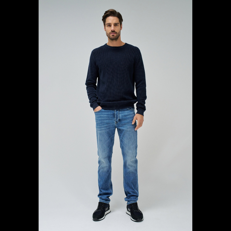 Calças jeans regular fit que combinam conforto e estilo clássico. Confecionados em Coolmax, oferecem uma tecnologia de arrefecimento composta por fibras de poliéster que permite que te sintas fresco, seco e confortável nos dias de calor. O corte regular fit versátil adapta-se a qualquer ocasião, enquanto a cintura média proporciona um ajuste natural e "flattering". O fecho de correr e botão garantem segurança, e os cinco bolsos funcionais completam o design prático. Ideal para quem procura peças de qualidad