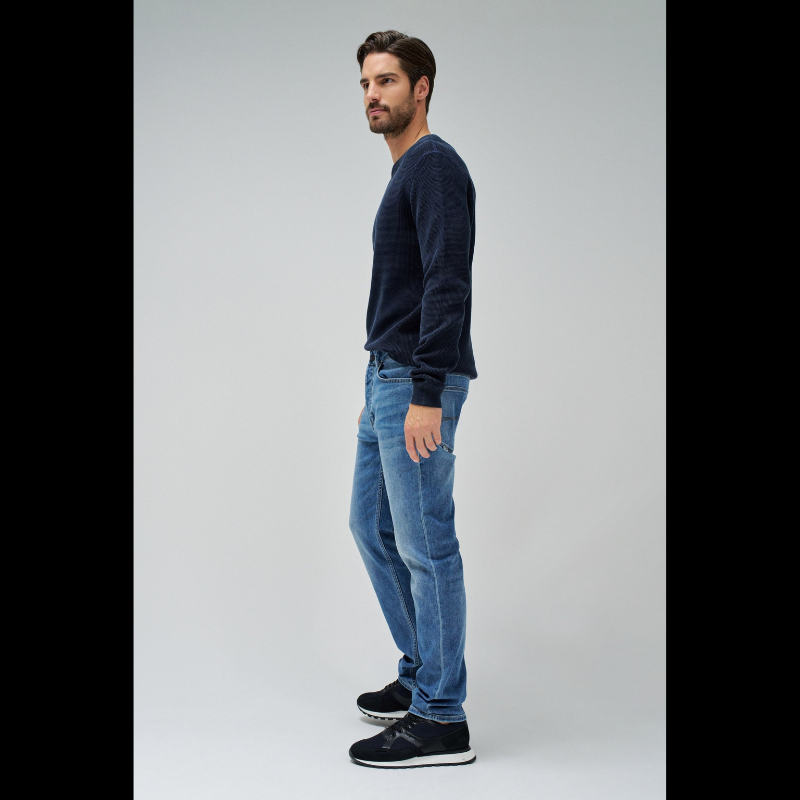 Calças jeans regular fit que combinam conforto e estilo clássico. Confecionados em Coolmax, oferecem uma tecnologia de arrefecimento composta por fibras de poliéster que permite que te sintas fresco, seco e confortável nos dias de calor. O corte regular fit versátil adapta-se a qualquer ocasião, enquanto a cintura média proporciona um ajuste natural e "flattering". O fecho de correr e botão garantem segurança, e os cinco bolsos funcionais completam o design prático. Ideal para quem procura peças de qualidad