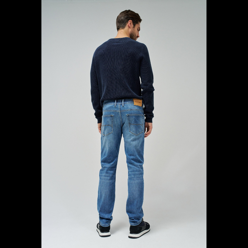 Calças jeans regular fit que combinam conforto e estilo clássico. Confecionados em Coolmax, oferecem uma tecnologia de arrefecimento composta por fibras de poliéster que permite que te sintas fresco, seco e confortável nos dias de calor. O corte regular fit versátil adapta-se a qualquer ocasião, enquanto a cintura média proporciona um ajuste natural e "flattering". O fecho de correr e botão garantem segurança, e os cinco bolsos funcionais completam o design prático. Ideal para quem procura peças de qualidad