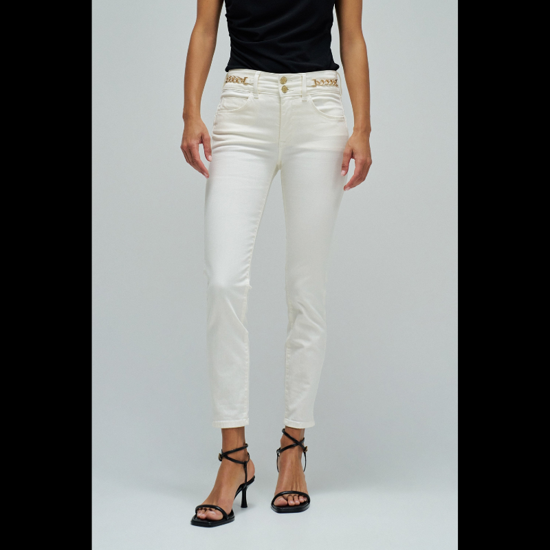 Calças Jeans Secret em bege com efeito Push In que modela e realça a silhueta. Perna cropped skinny com cintura média, proporcionando um ajuste elegante e confortável. Abertura frontal com fecho de correr e botões, cinco bolsos funcionais e presilhas. Detalhe sofisticado de corrente dourada na cintura que completa o design. Perfeito para um look moderno e refinado.
