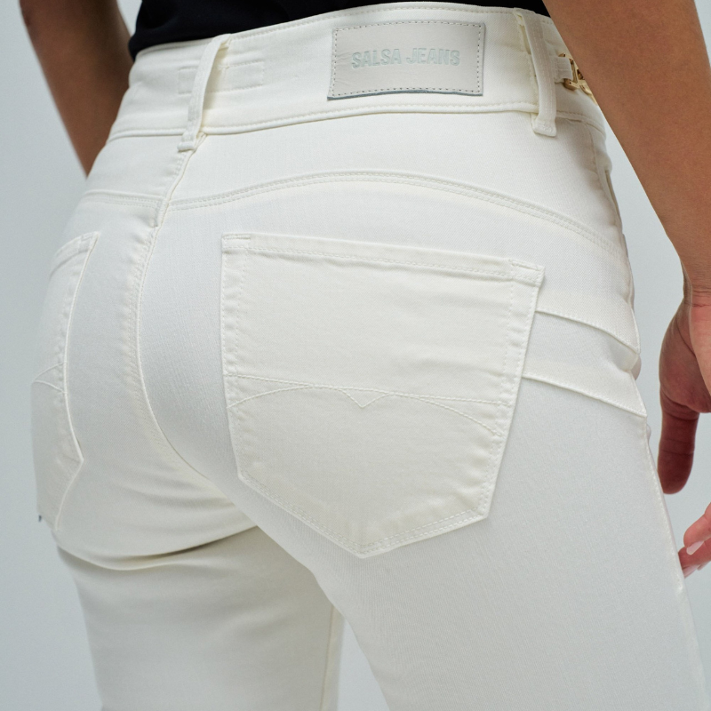 Calças Jeans Secret em bege com efeito Push In que modela e realça a silhueta. Perna cropped skinny com cintura média, proporcionando um ajuste elegante e confortável. Abertura frontal com fecho de correr e botões, cinco bolsos funcionais e presilhas. Detalhe sofisticado de corrente dourada na cintura que completa o design. Perfeito para um look moderno e refinado.