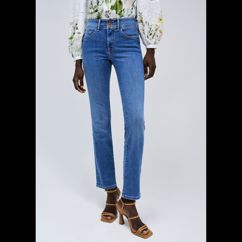 Calças de ganga secret, em azul médio, com efeito push in. Calças de cintura média com presilhas e perna slim. Abertura frontal com fecho de correr e dois botões. Calças com cinco bolsos funcionais.
Os Jeans Push In Secret proporcionam um efeito modelador para a silhueta mais elegante.
Composição: 82% Algodão + 17% Poliéster + 1% Elastano