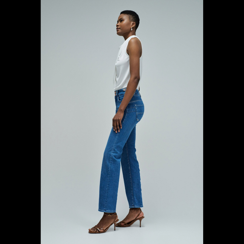 Descubra o conforto e o estilo com as Calças Jeans Secret Push In Straight da SALSA JEANS. Confeccionadas em denim azul de qualidade, estas calças apresentam o inovador efeito Push In que realça e modela a silhueta de forma natural. Com cintura média e perna straight, oferecem um ajuste versátil e atemporal. O fecho frontal combina correr e botões para maior segurança e comodidade. Equipadas com cinco bolsos funcionais e presilhas, incluem ainda um detalhe sofisticado de abas em denim com botões metálicos q