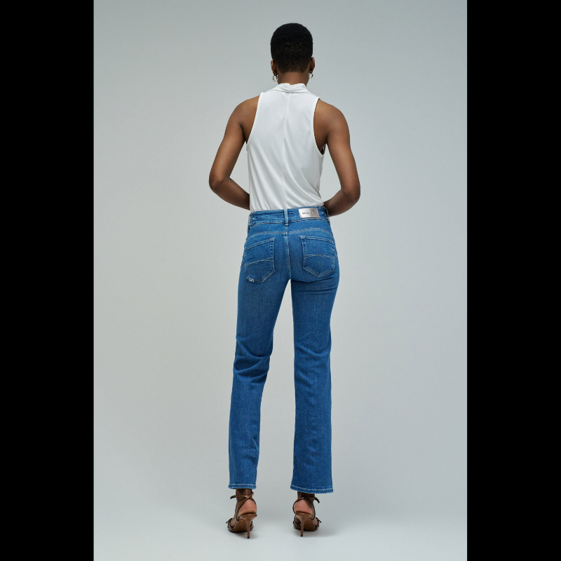 Descubra o conforto e o estilo com as Calças Jeans Secret Push In Straight da SALSA JEANS. Confeccionadas em denim azul de qualidade, estas calças apresentam o inovador efeito Push In que realça e modela a silhueta de forma natural. Com cintura média e perna straight, oferecem um ajuste versátil e atemporal. O fecho frontal combina correr e botões para maior segurança e comodidade. Equipadas com cinco bolsos funcionais e presilhas, incluem ainda um detalhe sofisticado de abas em denim com botões metálicos q