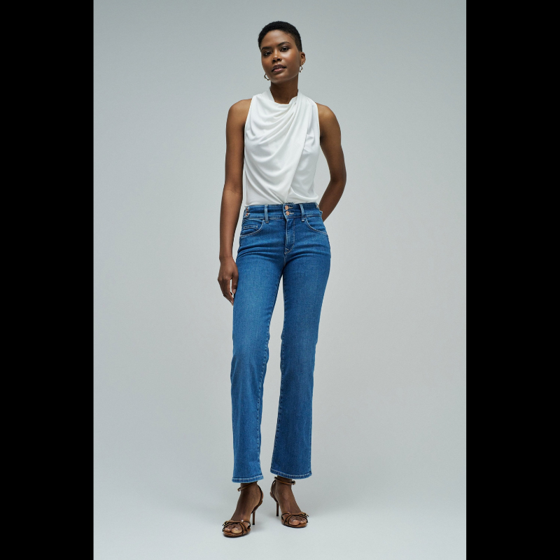 Descubra o conforto e o estilo com as Calças Jeans Secret Push In Straight da SALSA JEANS. Confeccionadas em denim azul de qualidade, estas calças apresentam o inovador efeito Push In que realça e modela a silhueta de forma natural. Com cintura média e perna straight, oferecem um ajuste versátil e atemporal. O fecho frontal combina correr e botões para maior segurança e comodidade. Equipadas com cinco bolsos funcionais e presilhas, incluem ainda um detalhe sofisticado de abas em denim com botões metálicos q