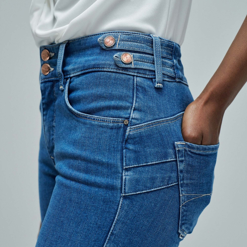 Descubra o conforto e o estilo com as Calças Jeans Secret Push In Straight da SALSA JEANS. Confeccionadas em denim azul de qualidade, estas calças apresentam o inovador efeito Push In que realça e modela a silhueta de forma natural. Com cintura média e perna straight, oferecem um ajuste versátil e atemporal. O fecho frontal combina correr e botões para maior segurança e comodidade. Equipadas com cinco bolsos funcionais e presilhas, incluem ainda um detalhe sofisticado de abas em denim com botões metálicos q