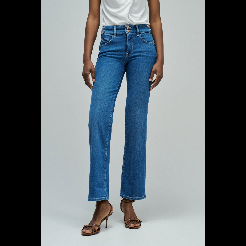 Descubra o conforto e o estilo com as Calças Jeans Secret Push In Straight da SALSA JEANS. Confeccionadas em denim azul de qualidade, estas calças apresentam o inovador efeito Push In que realça e modela a silhueta de forma natural. Com cintura média e perna straight, oferecem um ajuste versátil e atemporal. O fecho frontal combina correr e botões para maior segurança e comodidade. Equipadas com cinco bolsos funcionais e presilhas, incluem ainda um detalhe sofisticado de abas em denim com botões metálicos q