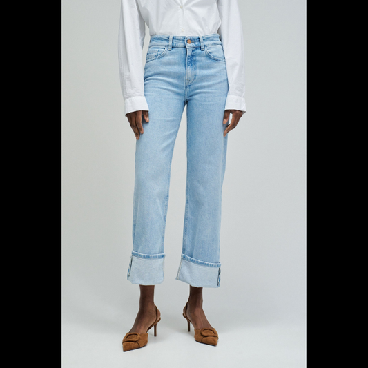 Calças jeans clássicas em azul claro com lavagem suave. Corte straight que oferece conforto e versatilidade para o dia a dia. Cintura alta que define a silhueta, com fecho de correr e botão na abertura frontal. Cinco bolsos funcionais e presilhas para cinto. Uma peça essencial que combina com qualquer look.