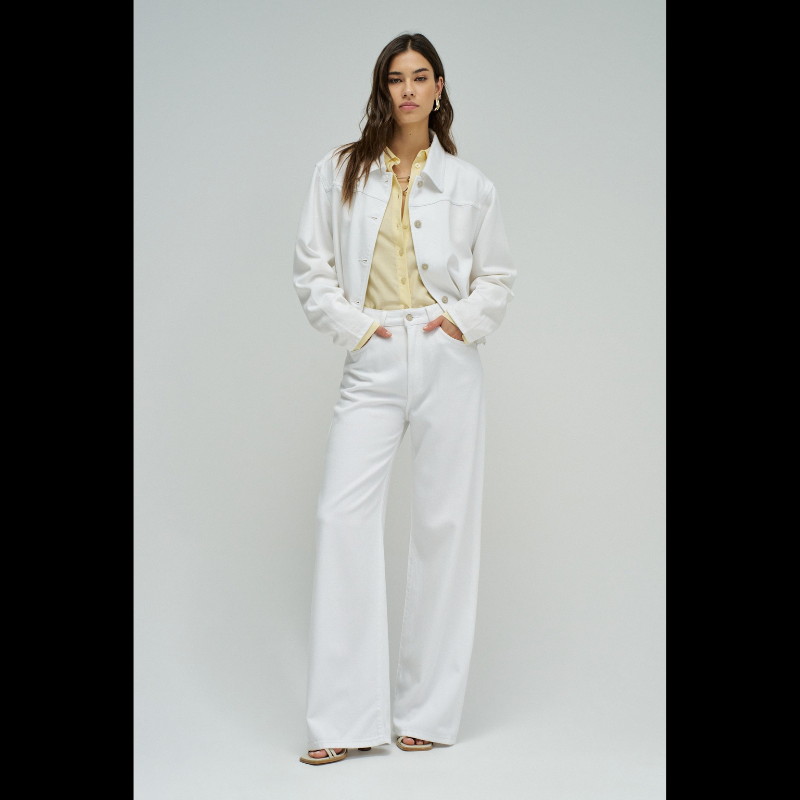 Calças jeans wide leg em branco puro que combinam estilo e conforto. O corte amplo na perna oferece liberdade de movimento e um visual moderno e descontraído. Equipadas com cinco bolsos funcionais, fecho de correr e botão na cintura para um ajuste seguro, além de presilhas para cinto. Peça versátil que funciona tanto em looks casuais como em composições mais sofisticadas.