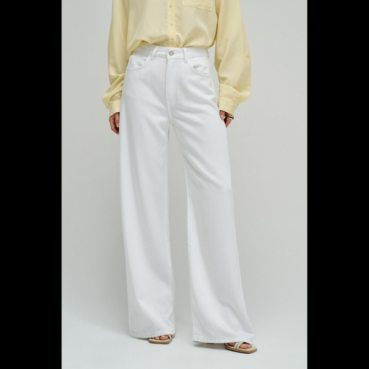 Calças jeans wide leg em branco puro que combinam estilo e conforto. O corte amplo na perna oferece liberdade de movimento e um visual moderno e descontraído. Equipadas com cinco bolsos funcionais, fecho de correr e botão na cintura para um ajuste seguro, além de presilhas para cinto. Peça versátil que funciona tanto em looks casuais como em composições mais sofisticadas.