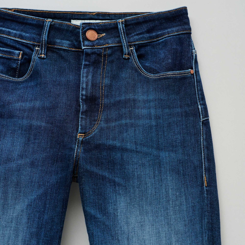 Calças jeans destiny de cintura média e efeito "push up". Calças de cinco bolsos e presilhas na cintura com perna skinny. Abertura frontal com fecho de correr e um botão.