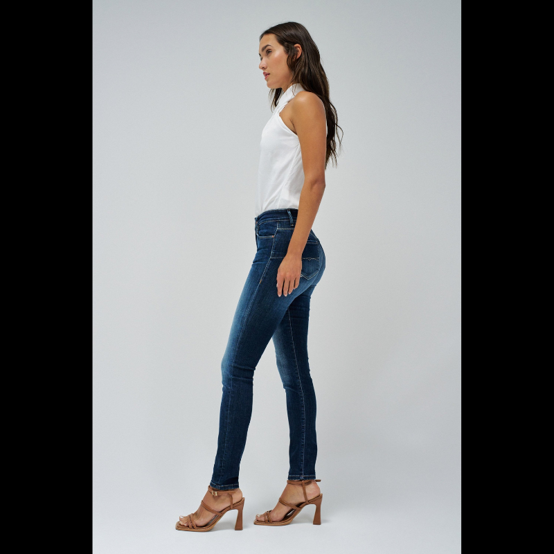 Calças jeans destiny de cintura média e efeito "push up". Calças de cinco bolsos e presilhas na cintura com perna skinny. Abertura frontal com fecho de correr e um botão.