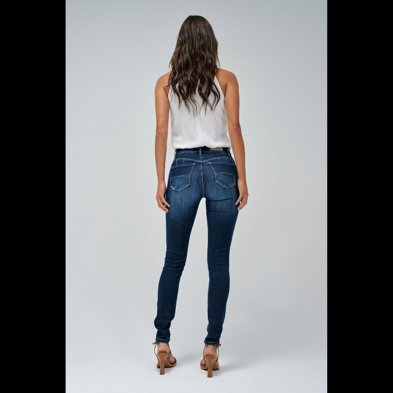 Calças jeans destiny de cintura média e efeito "push up". Calças de cinco bolsos e presilhas na cintura com perna skinny. Abertura frontal com fecho de correr e um botão.