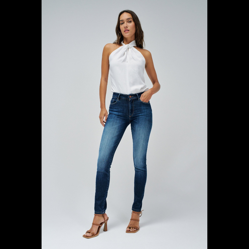 Calças jeans destiny de cintura média e efeito "push up". Calças de cinco bolsos e presilhas na cintura com perna skinny. Abertura frontal com fecho de correr e um botão.