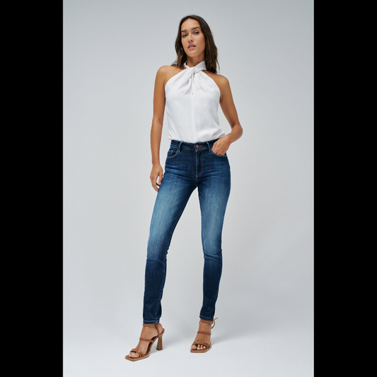 Calças jeans destiny de cintura média e efeito "push up". Calças de cinco bolsos e presilhas na cintura com perna skinny. Abertura frontal com fecho de correr e um botão.