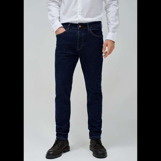 Calças jeans regular fit em azul escuro. Calças com cintura média e abertura com botões e com cinco bolsos funcionais.
Cintura: Medium Rise
Corte: Regular Leg
Composição: 99%Algodão + 1%Elastano