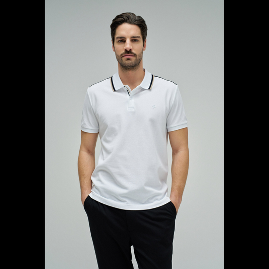 Polo clássico em branco com fit regular e mangas curtas. Apresenta decote de colarinho com botões e detalhe de riscas no colarinho que adiciona um toque de sofisticação. Perfeito para um visual casual e versátil, combina conforto com estilo contemporâneo. Ideal para o dia a dia ou ocasiões mais descontraídas.
