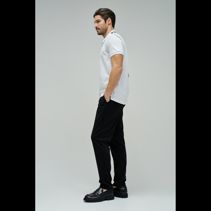 Polo clássico em branco com fit regular e mangas curtas. Apresenta decote de colarinho com botões e detalhe de riscas no colarinho que adiciona um toque de sofisticação. Perfeito para um visual casual e versátil, combina conforto com estilo contemporâneo. Ideal para o dia a dia ou ocasiões mais descontraídas.