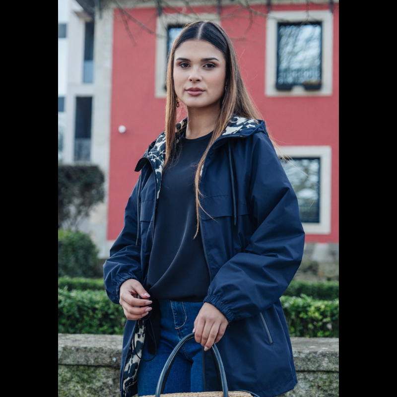 Parka reversível que oferece dois estilos numa única peça. Um lado azul marinho liso para looks clássicos e profissionais, o outro com estampado animal em tons de bege e azul para um toque mais personalizado e moderno. Parka com fecho de correr frontal, capuz, bolsos laterais e cintura com elástico ajustável para um conforto adaptável. Versátil e prática, é a escolha ideal para quem valoriza conforto e elegância no dia a dia.