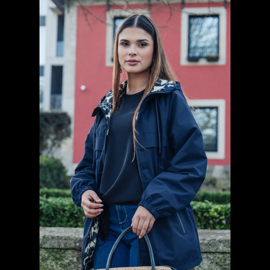 Parka reversível que oferece dois estilos numa única peça. Um lado azul marinho liso para looks clássicos e profissionais, o outro com estampado animal em tons de bege e azul para um toque mais personalizado e moderno. Parka com fecho de correr frontal, capuz, bolsos laterais e cintura com elástico ajustável para um conforto adaptável. Versátil e prática, é a escolha ideal para quem valoriza conforto e elegância no dia a dia.