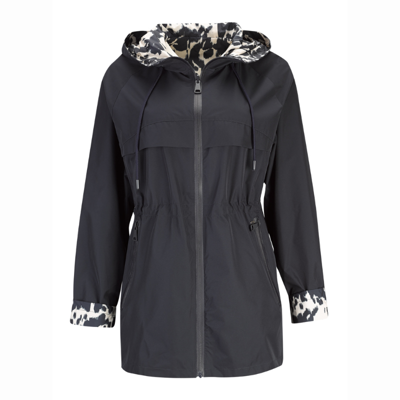 Parka reversível que oferece dois estilos numa única peça. Um lado azul marinho liso para looks clássicos e profissionais, o outro com estampado animal em tons de bege e azul para um toque mais personalizado e moderno. Parka com fecho de correr frontal, capuz, bolsos laterais e cintura com elástico ajustável para um conforto adaptável. Versátil e prática, é a escolha ideal para quem valoriza conforto e elegância no dia a dia.