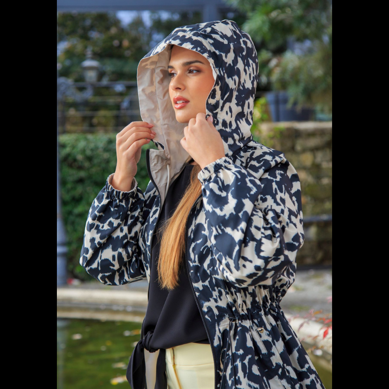 Parka reversível que oferece dois estilos numa única peça. Um lado bege liso para looks clássicos e profissionais, o outro com estampado animal em tons de bege e preto para um toque mais personalizado e moderno. Parka com fecho de correr frontal, capuz, bolsos laterais e cintura com elástico ajustável para um conforto adaptável. Versátil e prática, é a escolha ideal para quem valoriza conforto e elegância no dia a dia.