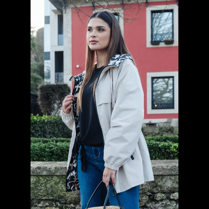 Parka reversível que oferece dois estilos numa única peça. Um lado bege liso para looks clássicos e profissionais, o outro com estampado animal em tons de bege e preto para um toque mais personalizado e moderno. Parka com fecho de correr frontal, capuz, bolsos laterais e cintura com elástico ajustável para um conforto adaptável. Versátil e prática, é a escolha ideal para quem valoriza conforto e elegância no dia a dia.