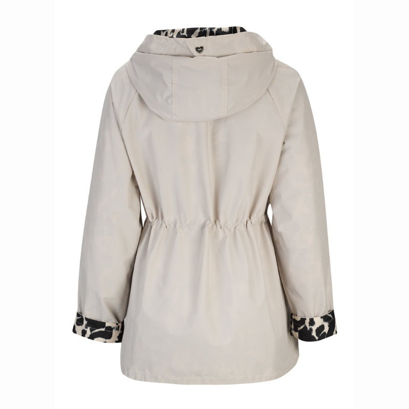 Parka reversível que oferece dois estilos numa única peça. Um lado bege liso para looks clássicos e profissionais, o outro com estampado animal em tons de bege e preto para um toque mais personalizado e moderno. Parka com fecho de correr frontal, capuz, bolsos laterais e cintura com elástico ajustável para um conforto adaptável. Versátil e prática, é a escolha ideal para quem valoriza conforto e elegância no dia a dia.