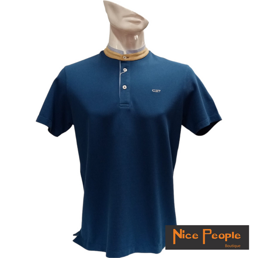 Polo de manga curta azul com "gola à padre".
Composição: 100% Algodão
