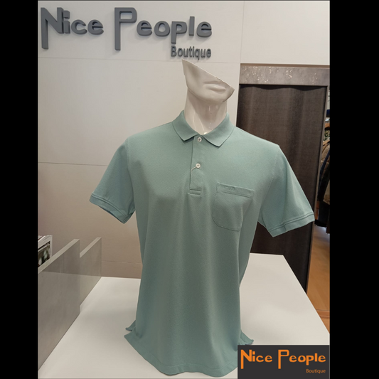 Polo piquet de manga curta com bolso, em azul claro.
Composição: 100%Algodão