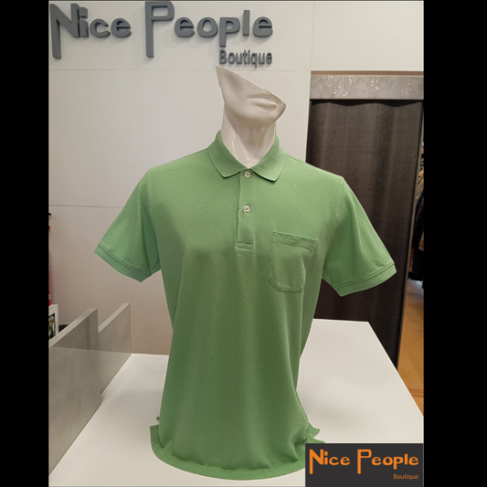 Polo piquet de manga curta com bolso, em verde claro.
Composição: 100%Algodão
Nota: Tamanho M mede 55cm cava a cava.