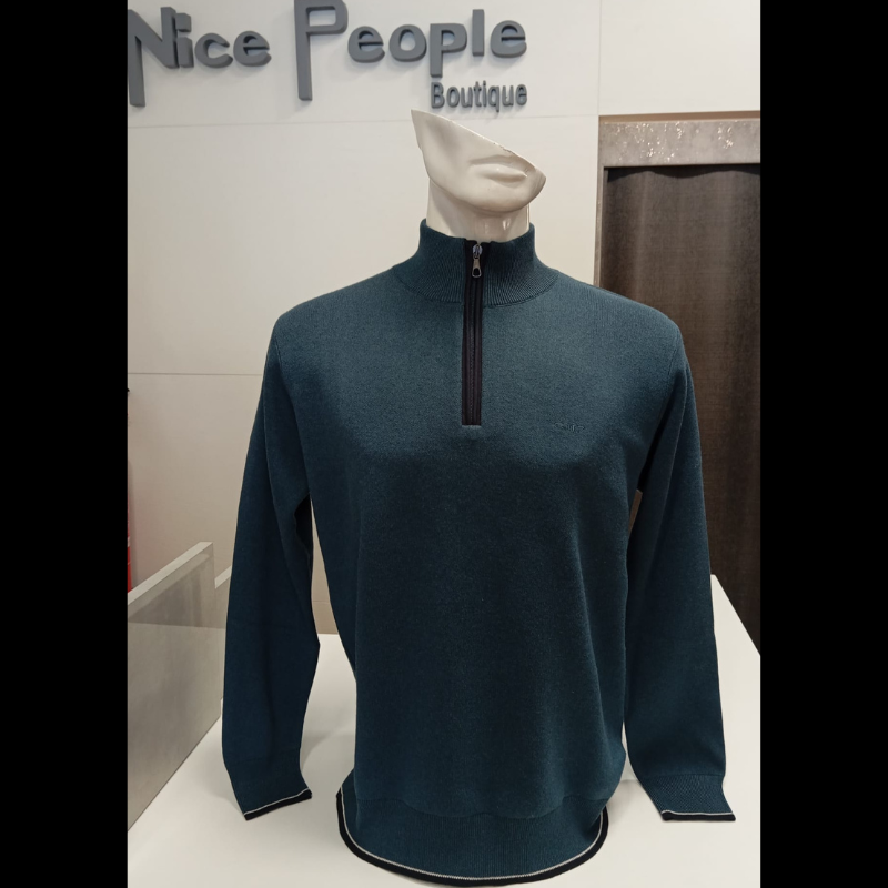 Polo azul com pormenor em marinho no fecho. Pormenores com risca em branco e marinho nos punhos e no cós. Logotipo bordado, em azul, no peito.