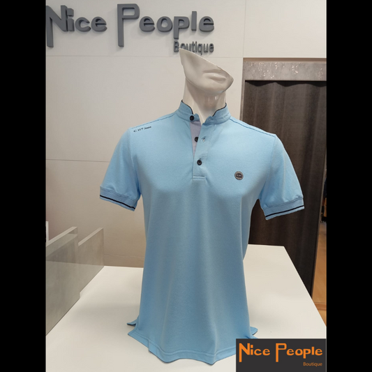 Polo com gola à padre de manga curta, em azul claro, com apontamentos em azul escuro.
Composição: 50%Algodão + 50%Poliester
