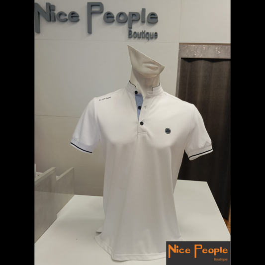 Polo com gola à padre de manga curta, em branco, com apontamentos em azul escuro.
Composição: 50%Algodão + 50%Poliester
Nota: Tamanho S mede 49cm cava a cava e aumenta 2cm a cada tamanho.
