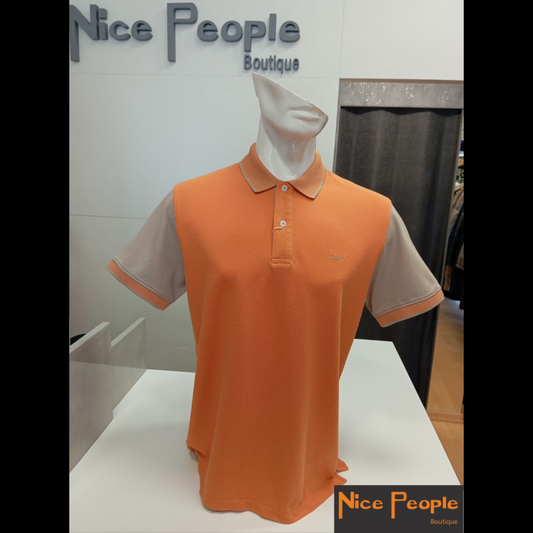 Polo piquet de manga curta, em laranja, com apontamentos em camel.
Composição: 100%Algodão